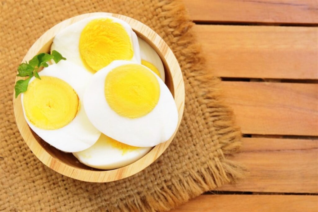 كم عدد السعرات الحرارية في البيض؟